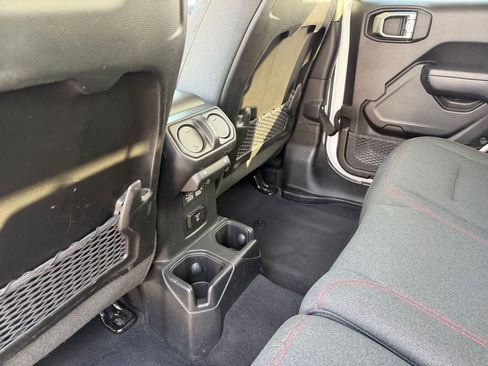 Used 2025 Jeep Wrangler Unlimited Rubicon image 24