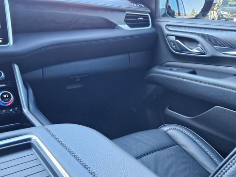 Used 2021 GMC Yukon Denali w/ Denali Premium Package image 11