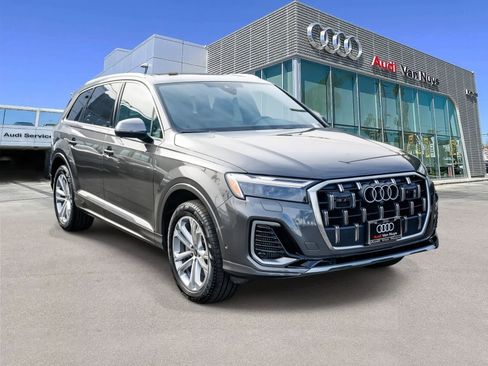 Used 2025 Audi Q7 Premium w/ Convenience Package image 5