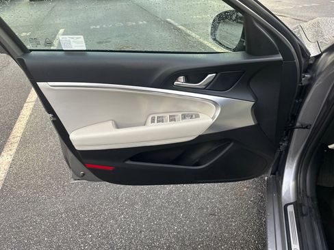 Used 2025 Genesis G70 2.5T image 10