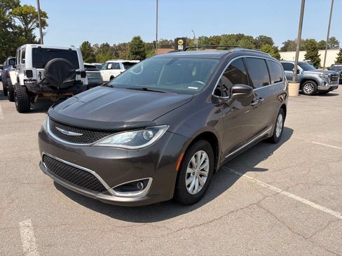 Used 2019 Chrysler Pacifica Touring-L FWD image 3