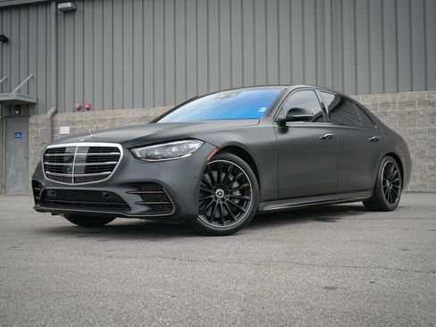 Used 2023 Mercedes-Benz S 580e 4MATIC Sedan w/ AMG Line image 2