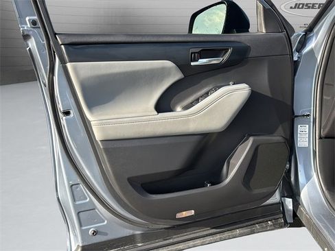Certified 2023 Toyota Highlander XLE image 28