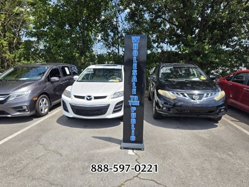 Used 2018 Ford Focus SE FWD image 2