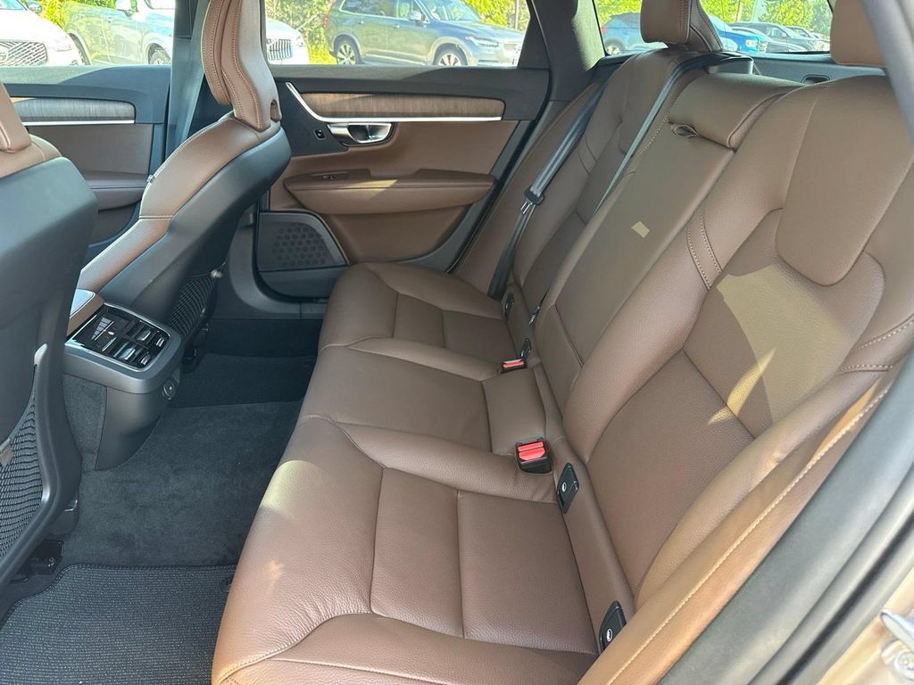 Certified 2025 Volvo V90 B6 Cross Country Plus AWD/4WD image 9