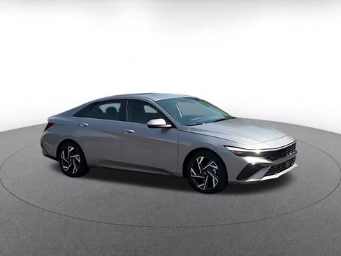 Used 2025 Hyundai Elantra Limited FWD image 2