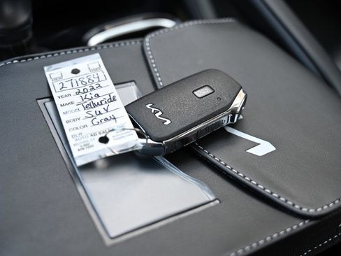 Used 2022 Kia Telluride LX image 32