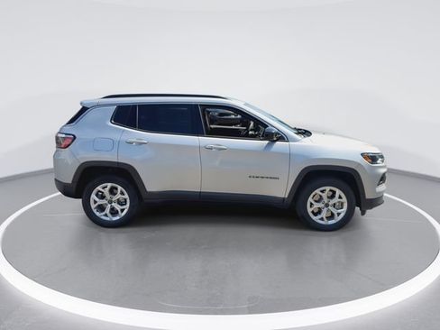 Used 2025 Jeep Compass Latitude AWD/4WD image 9