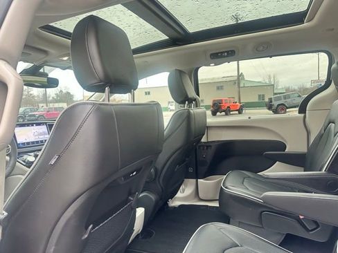 Used 2024 Chrysler Pacifica Limited image 22