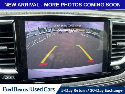 Used 2024 Chrysler Pacifica Touring FWD image 11
