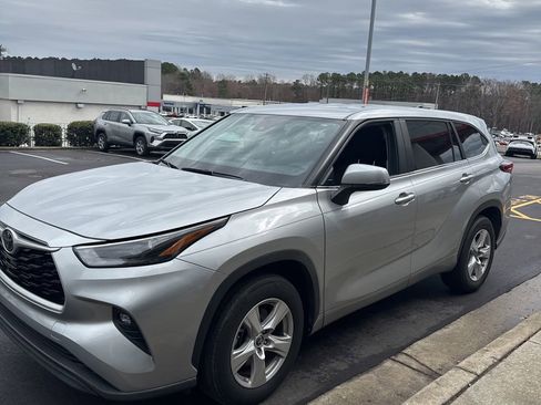 Used 2023 Toyota Highlander LE image 7