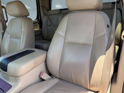 Used 2012 Chevrolet Avalanche LTZ RWD image 23