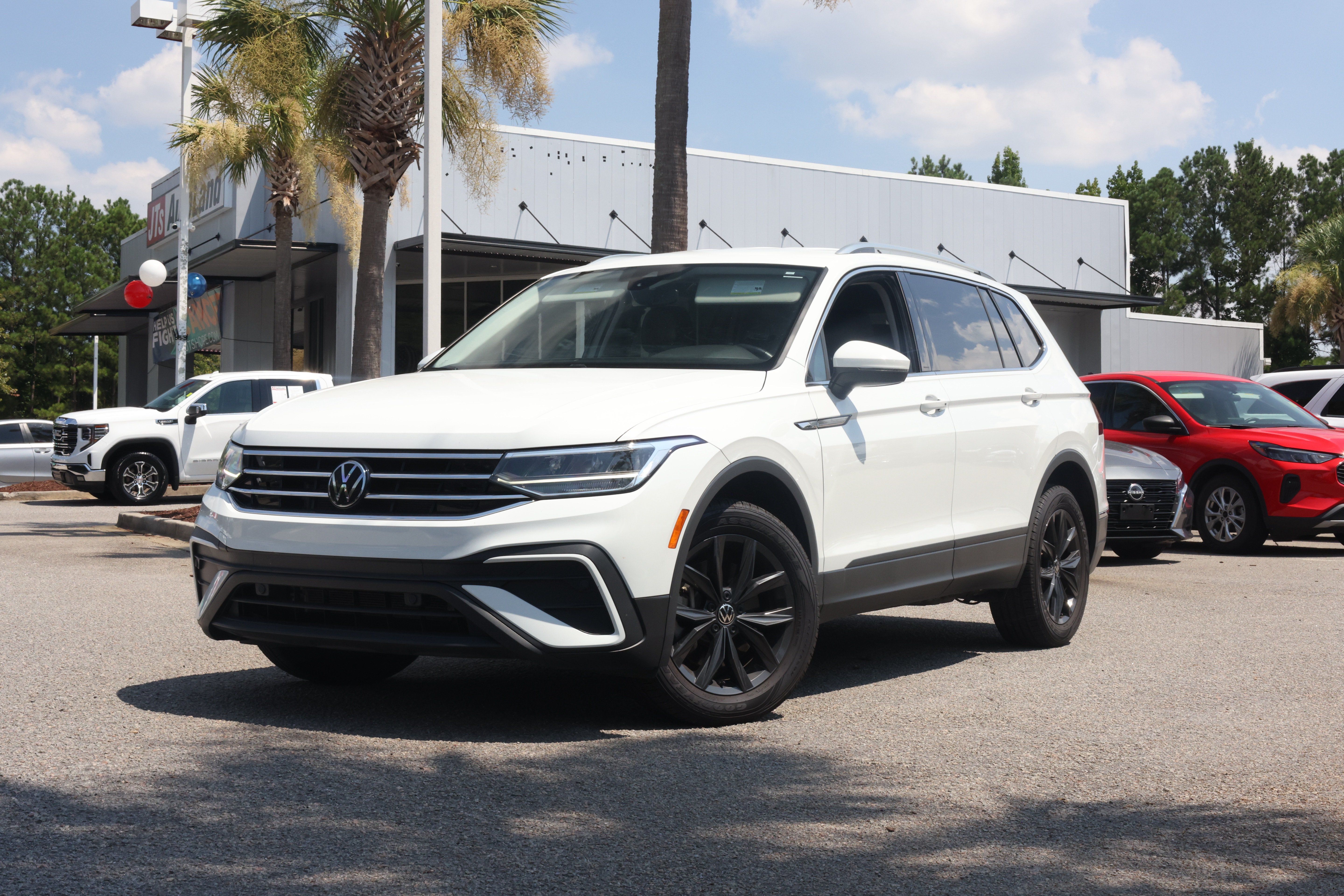 Used 2024 Volkswagen Tiguan SE AWD/4WD image 1