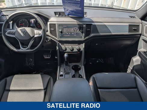 Used 2020 Volkswagen Atlas Cross Sport SE w/ Panoramic Sunroof Package FWD image 17