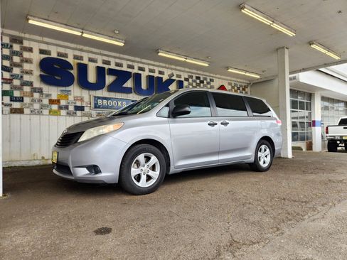 Used 2011 Toyota Sienna FWD image 2
