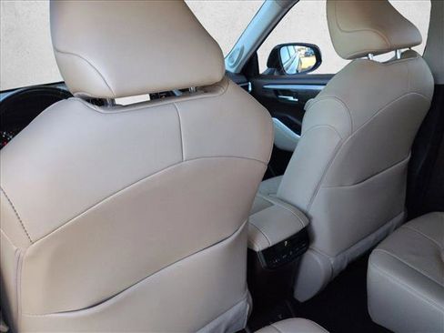 Used 2020 Toyota Highlander Limited image 17