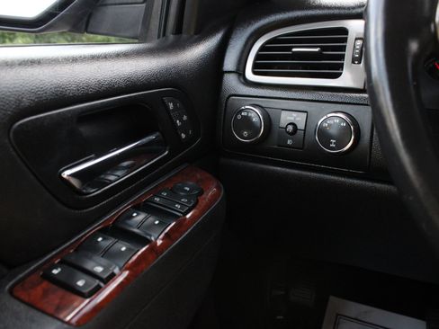 Used 2013 Chevrolet Avalanche LTZ AWD/4WD image 27