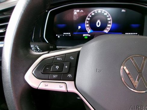 Used 2024 Volkswagen Jetta SE image 9