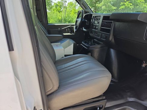 Used 2020 Chevrolet Express 3500 w/ Driver Convenience Package RWD image 16