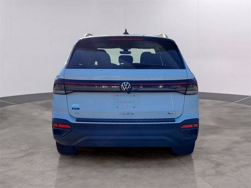 Certified 2025 Volkswagen Taos SE image 5
