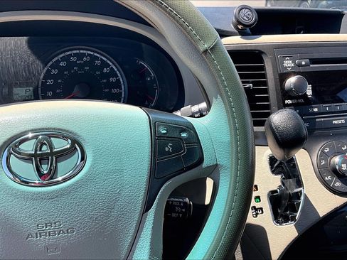Used 2012 Toyota Sienna LE w/ Towing Pkg AWD/4WD image 19