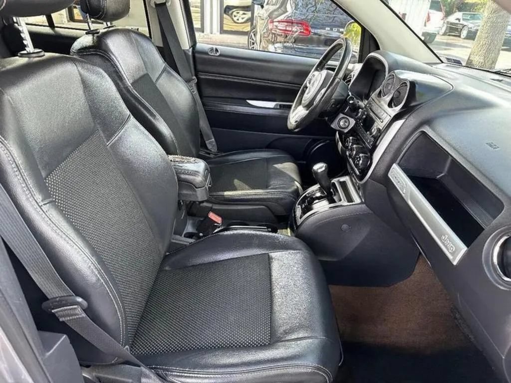 Used 2016 Jeep Compass Latitude FWD image 31