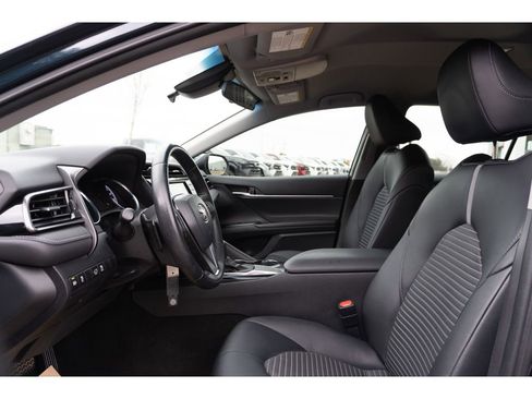 Used 2020 Toyota Camry SE image 11