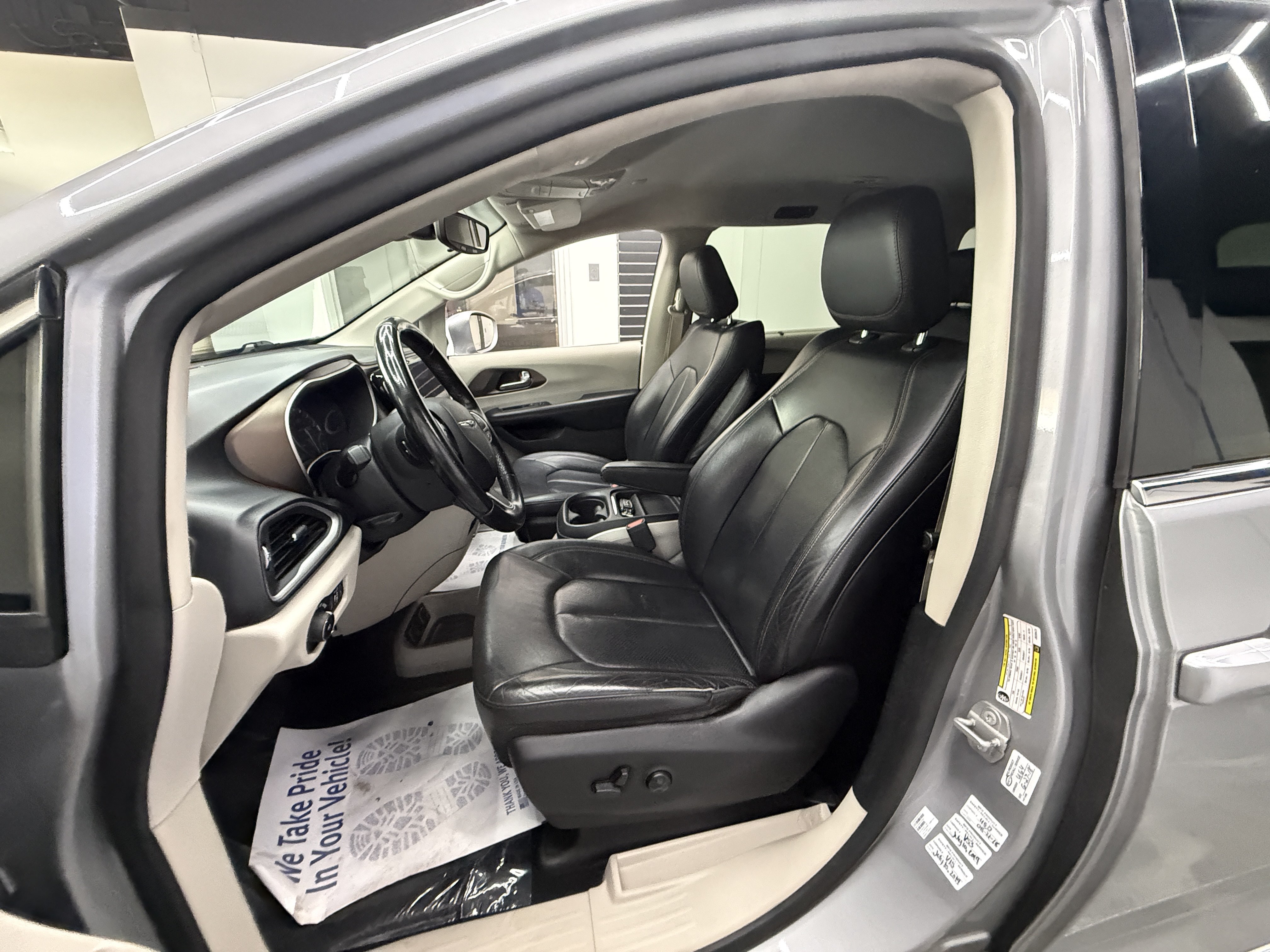 Used 2018 Chrysler Pacifica Touring-L FWD image 12
