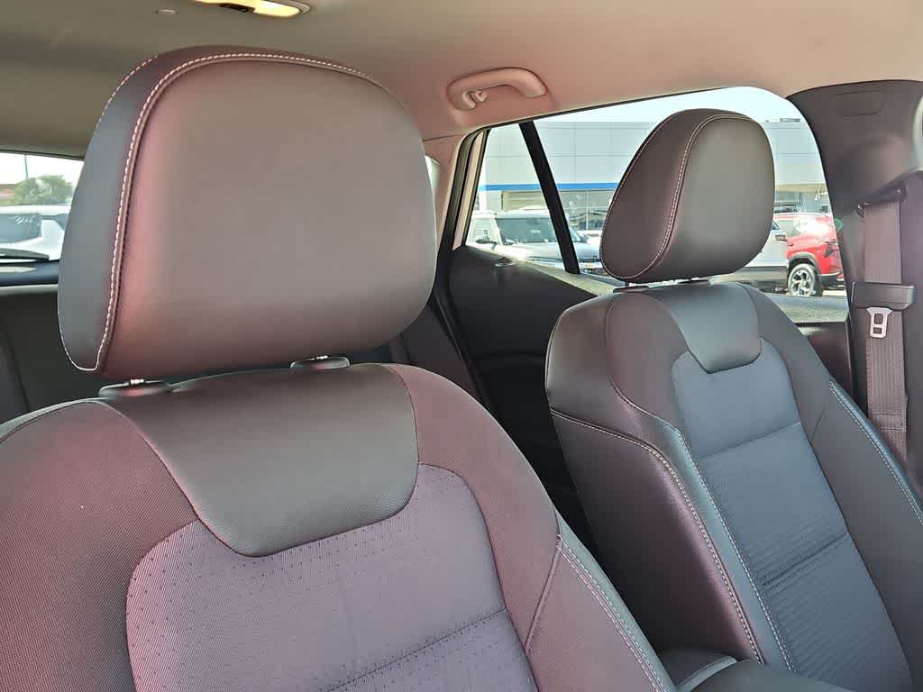 Used 2025 Chevrolet Trax LT FWD image 18