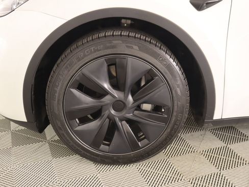 Used 2024 Tesla Model Y Long Range image 16