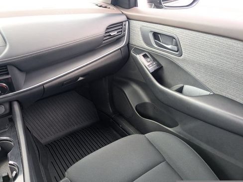 Used 2023 Nissan Rogue S FWD image 17