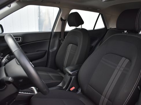 Used 2025 Hyundai Venue SEL FWD image 13