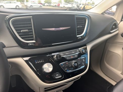Used 2023 Chrysler Pacifica Touring-L FWD image 18