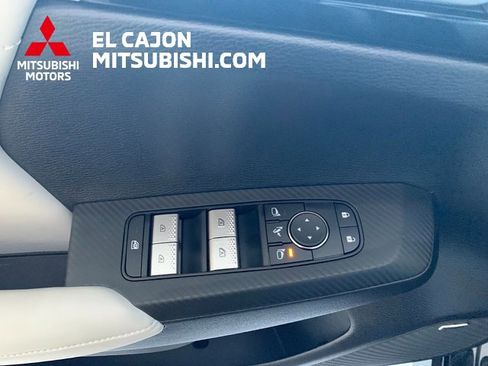 Used 2025 Mitsubishi Outlander SE image 12