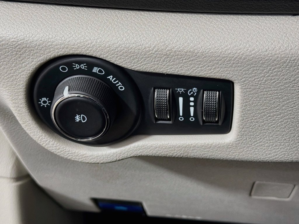 Used 2024 Chrysler Pacifica Touring-L FWD image 12