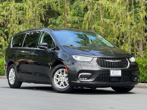 Used 2023 Chrysler Pacifica Touring-L FWD image 40