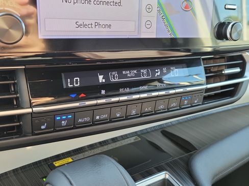 Used 2023 Toyota Sienna Platinum FWD image 35