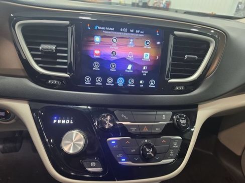 Used 2017 Chrysler Pacifica Touring FWD image 13