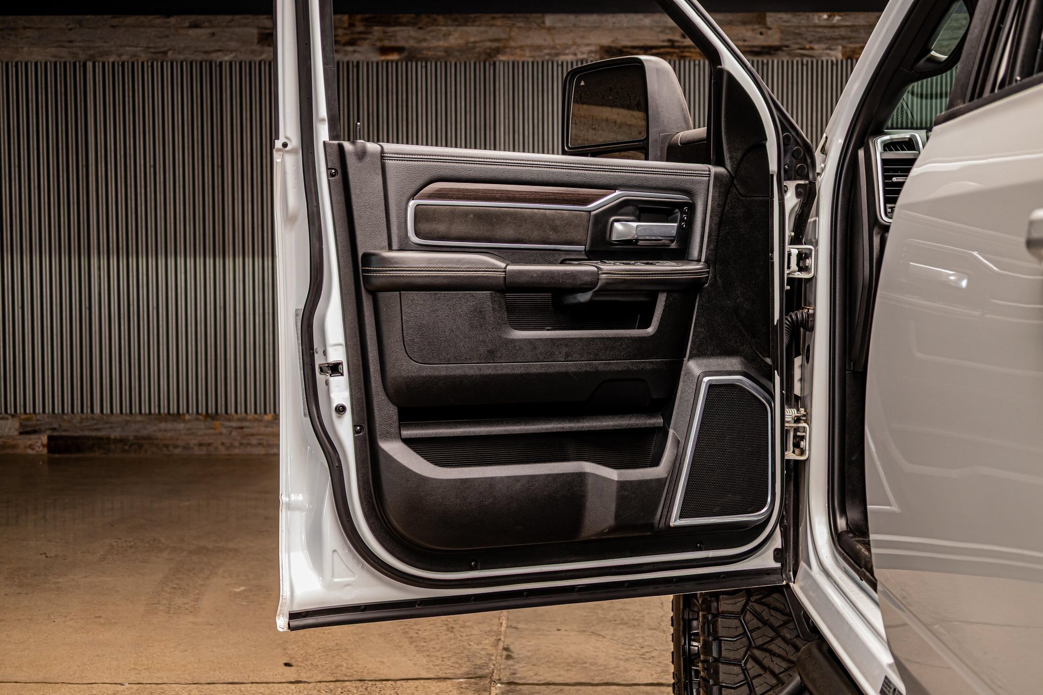 Used 2025 RAM 2500 Laramie w/ Night Edition AWD/4WD image 33