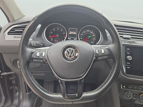 Used 2018 Volkswagen Tiguan SE w/ Panoramic Sunroof Package image 30