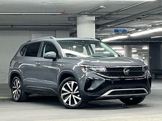 Used 2023 Volkswagen Taos SE w/ Panoramic Sunroof Package video 2