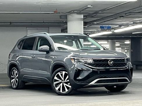 Used 2023 Volkswagen Taos SE w/ Panoramic Sunroof Package image 2