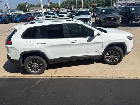 Used 2019 Jeep Cherokee Latitude Plus w/ Comfort/Convenience Group AWD/4WD image 5