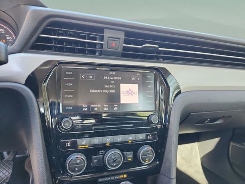 Used 2022 Volkswagen Passat 2.0T SE image 10