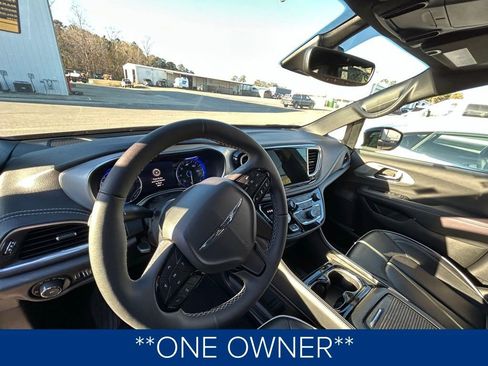 Used 2025 Chrysler Pacifica Limited image 2
