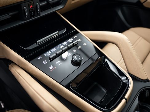 Certified 2025 Porsche Cayenne image 19