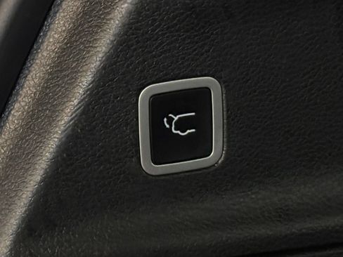Used 2025 Chrysler Pacifica Limited FWD image 24