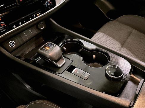 Used 2021 Nissan Rogue SV image 16