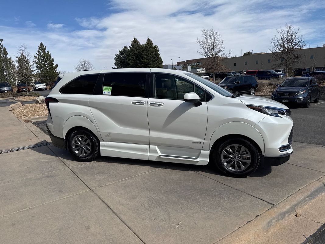 Used 2021 Toyota Sienna XLE AWD/4WD image 11
