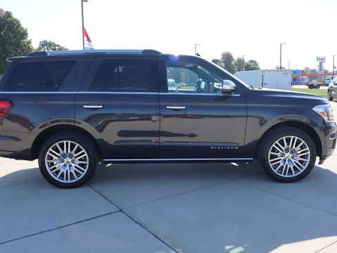 Used 2024 Ford Expedition Platinum image 5